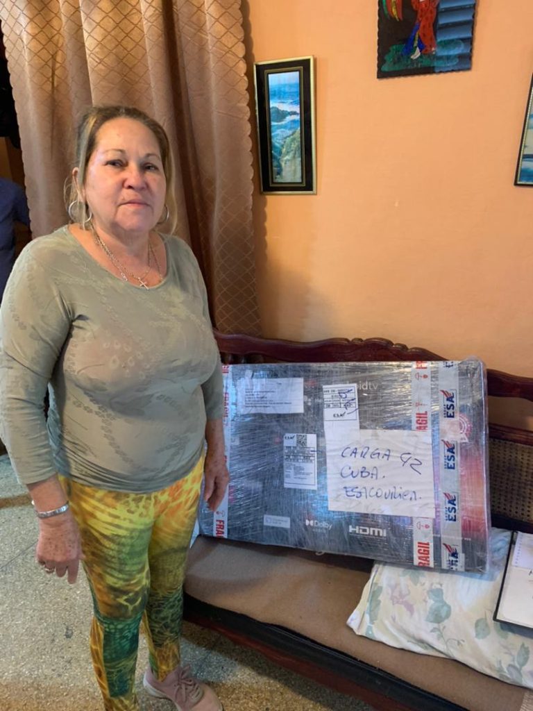 "El televisor llegó impecable y en 15 días hasta la puerta de la casa."