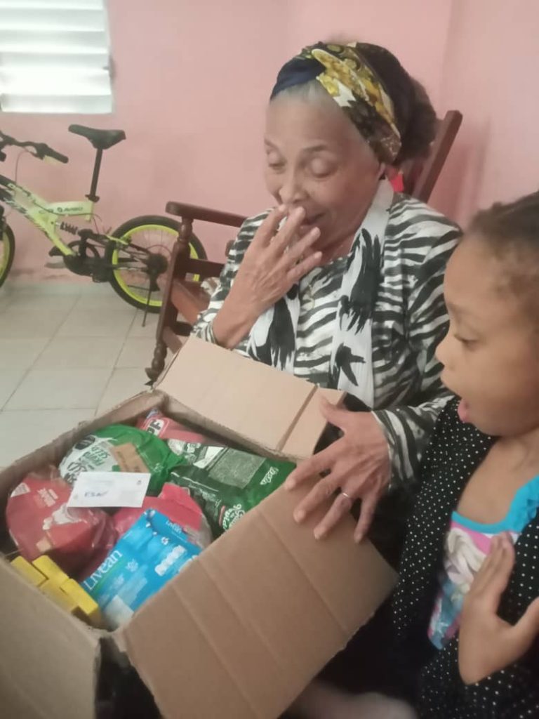 "Mi familia feliz con el Pan de Pascua de Fin De Año que les envié."